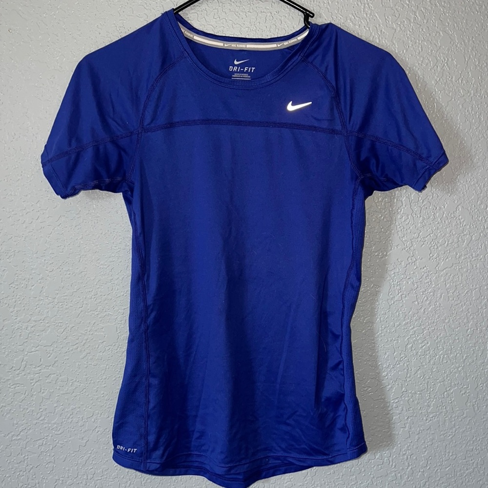 3/$15 Nike Dri-Fit Tee 🤍